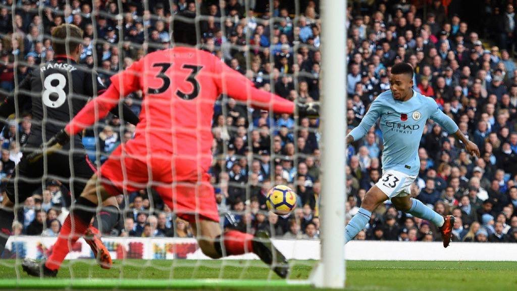 Petr Cech saving Gabriel Jesus penalty during Premier League match