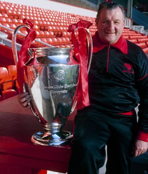 bob paisley with ucl trophy for liverpool