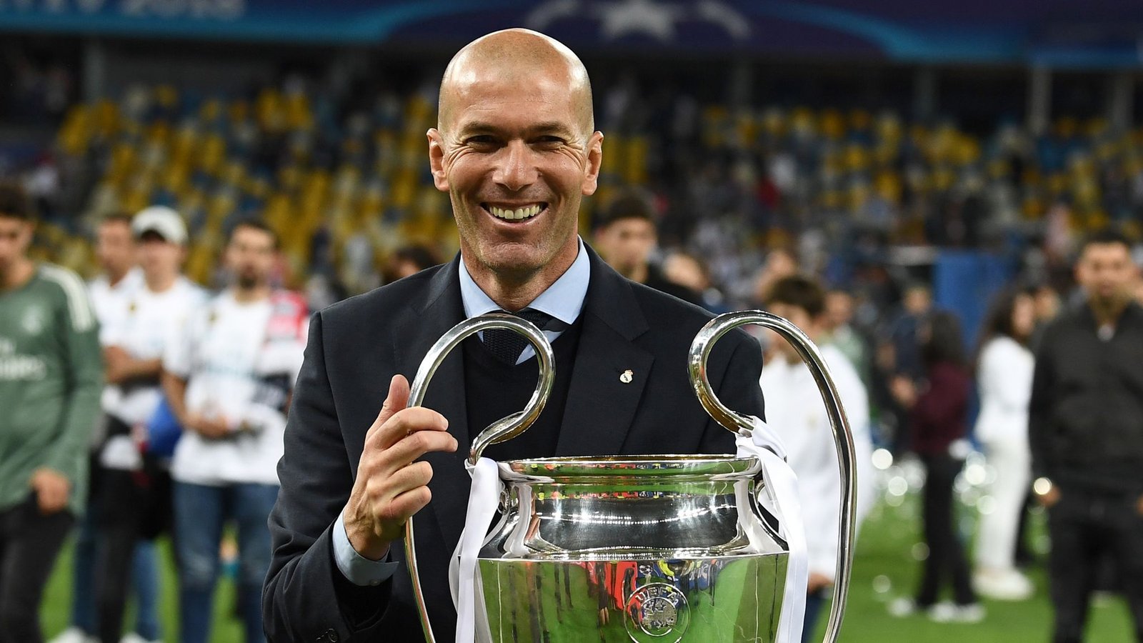 zidane with ucl trophy