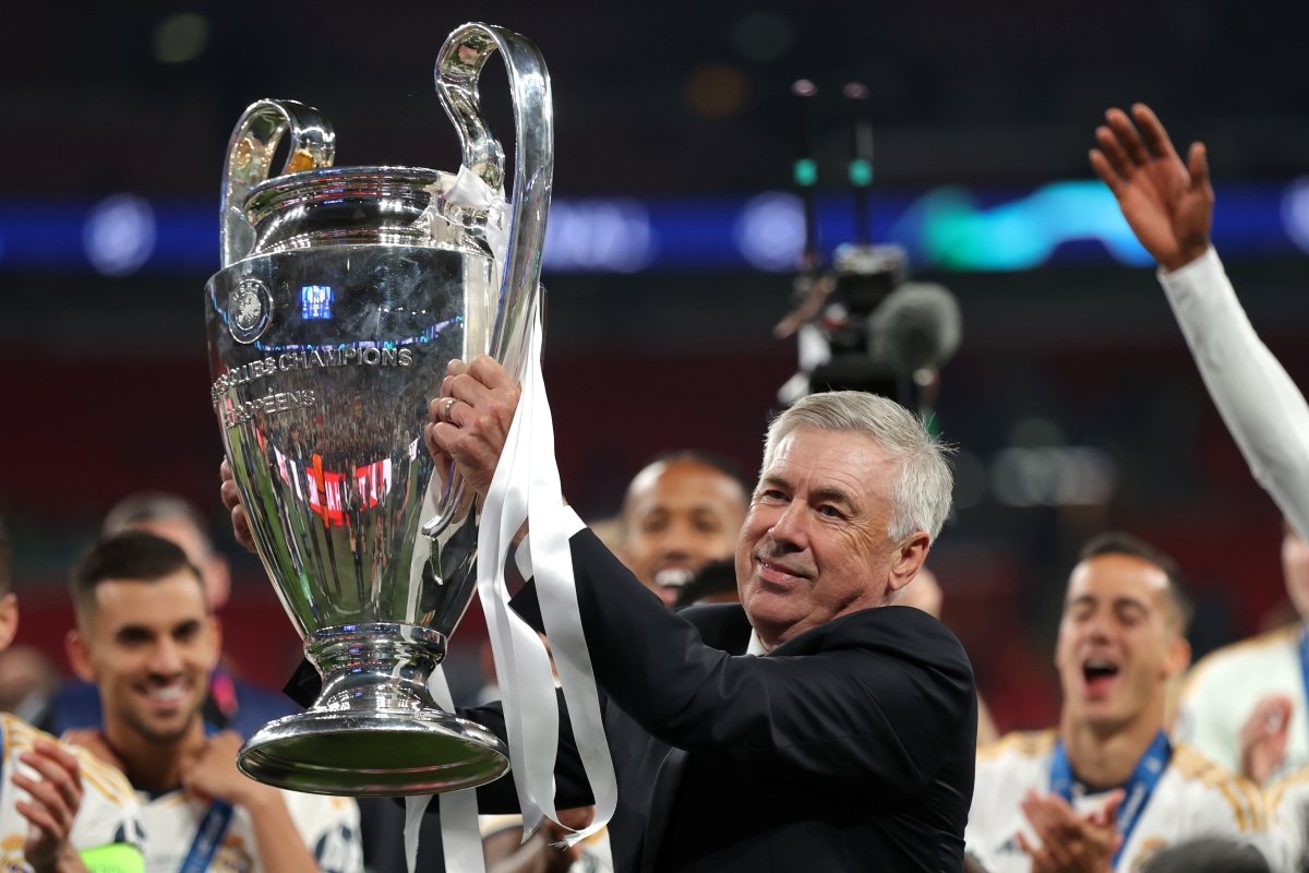 ancelotti with ucl trophy