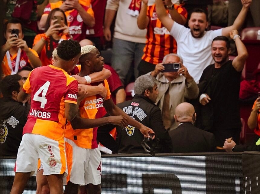 victor osimhen celebrating a goal with galatasaray teammates