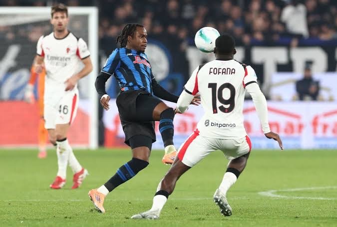 lookman in action for atalanta vs ac milan