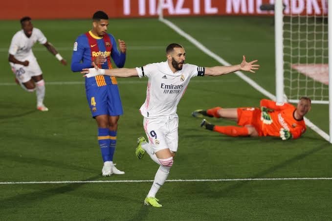 karim benzema celebrating a goal against barcelona
