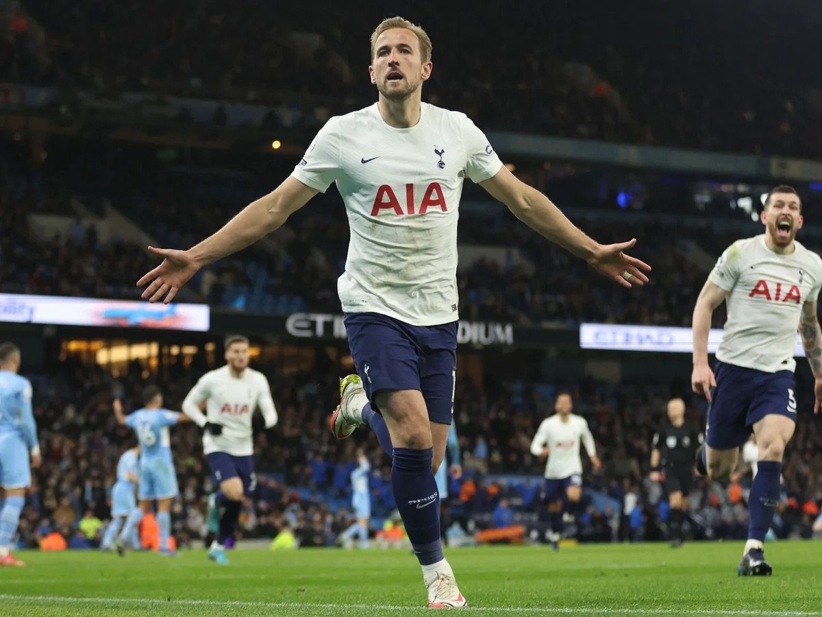 harry kane in action for tottenham