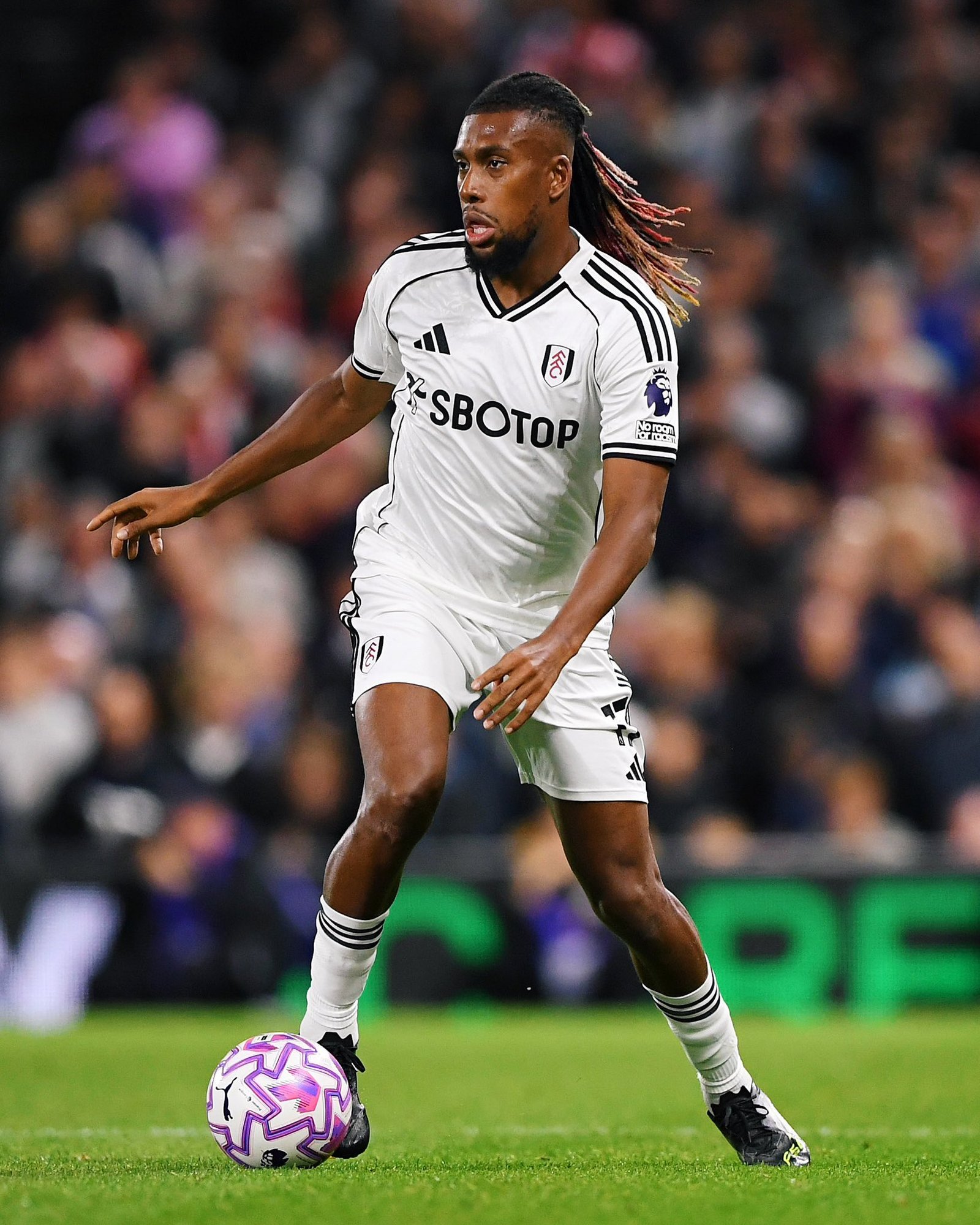 alex iwobi in action for fulham