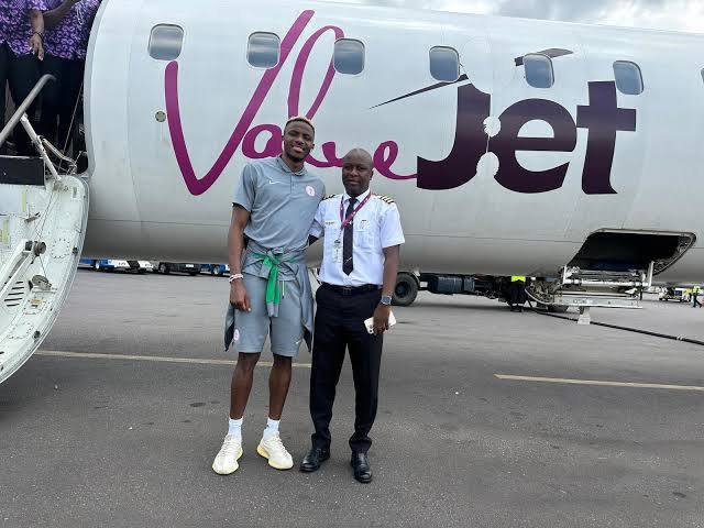 A photo of Victor Osimhe and Value Jet Pilot after safely arriving in Nigeria ahead of the clash with Benin