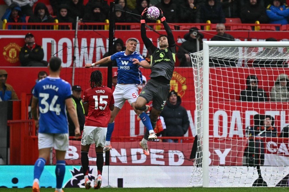 senne lammens in action against sunderland