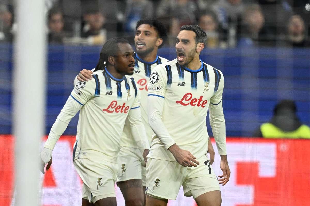 ademola lookman celebrating with atalanta teammates against frankfurt