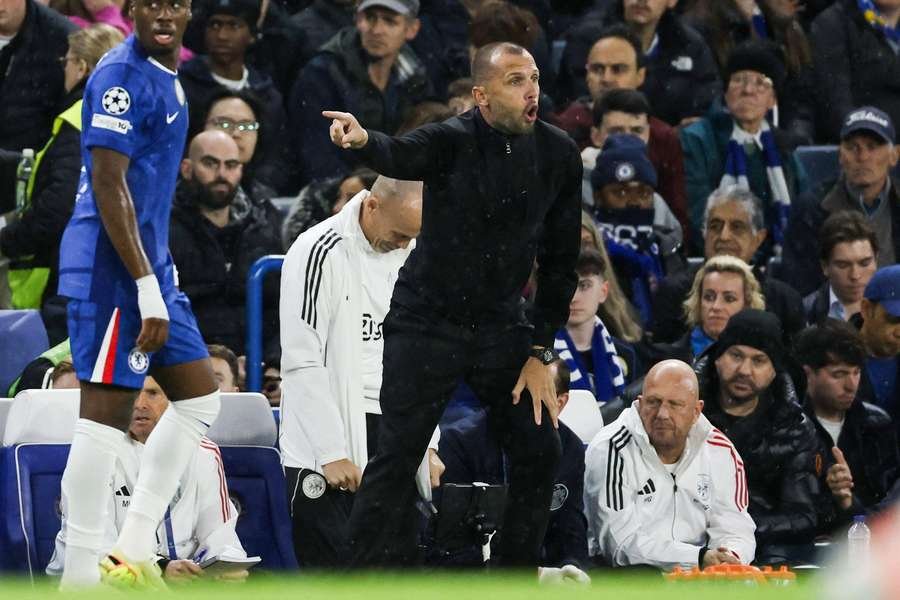 heitinga at the dugout for ajax against chelsea in the ucl