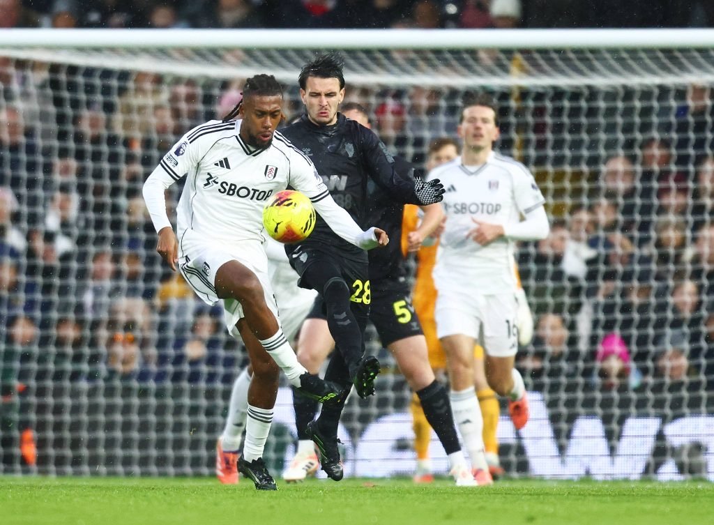 alex iwobi in action for fulham against sunderland
