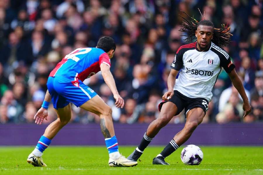 alex iwobi in action for fulham in the epl