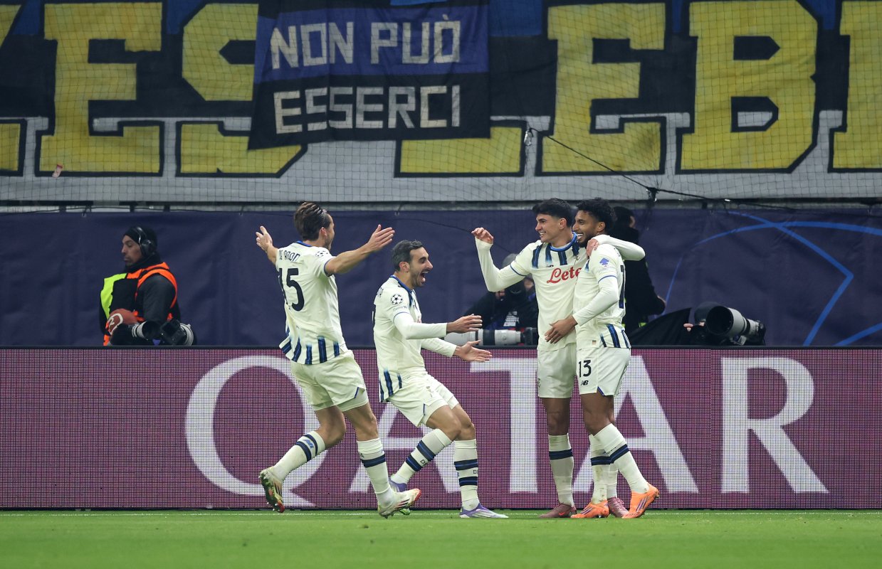 atalanta players celebrating a goal vs frankfurt