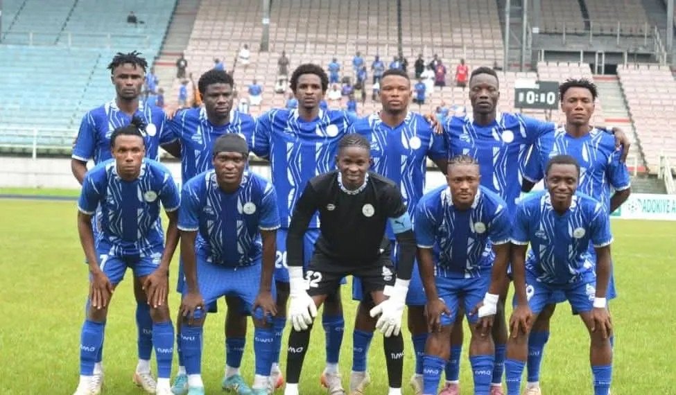 rivers united players pose for a picture