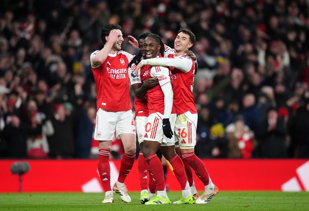 eberechi eze celebrating his goal against spurs in the epl with his Arsenal teammates 