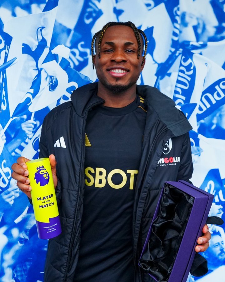 samuel chukwueze with his man of the match award after fulham’s 2-1 win over spurs