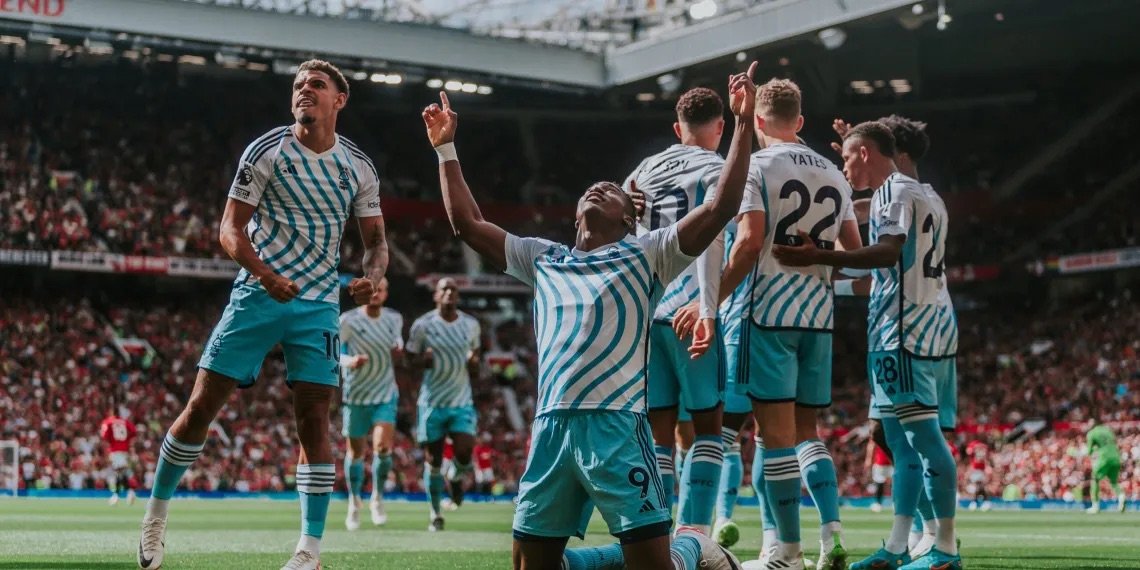 taiwo awoniyi celebrating a goal with nottingham forest teammates