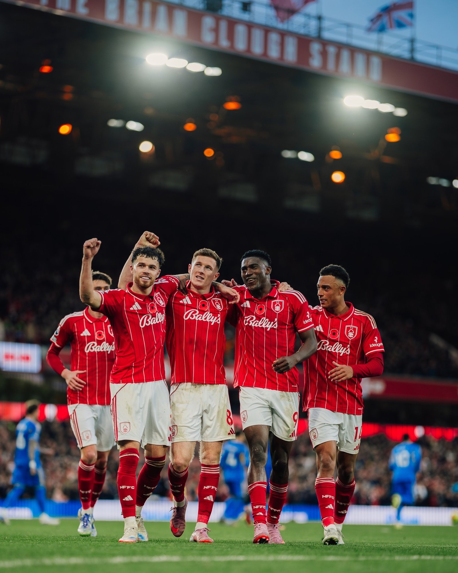taiwo awoniyi celebrating with nottingham forest teammates 