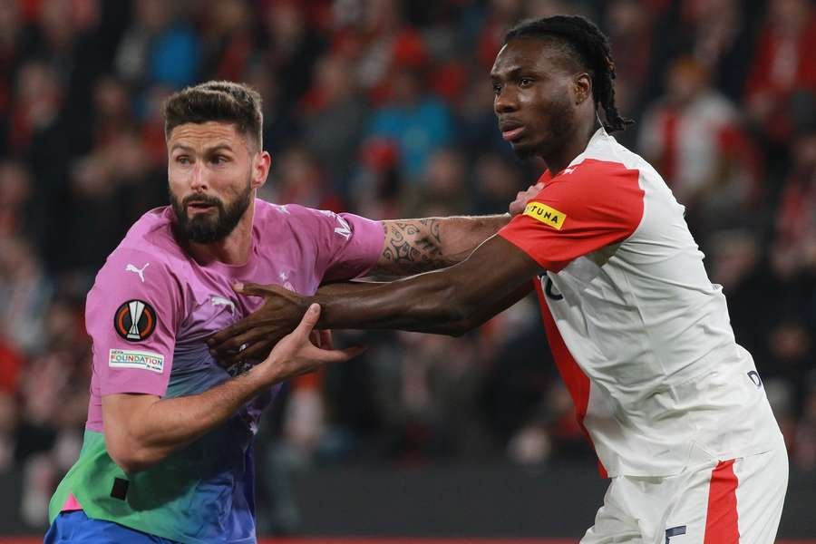 igoh ogbu contesting a duel with giroud