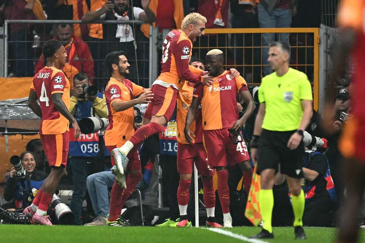 victor osimhen celebrating a goal with his galatasaray teammates