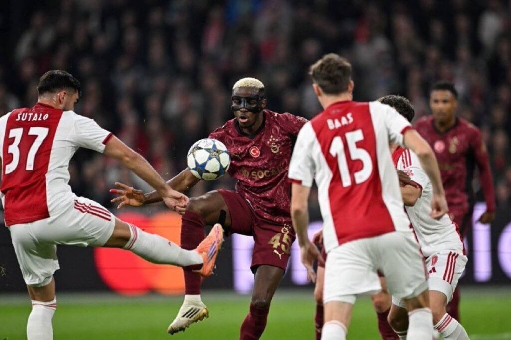 Victor Osimhen controlling the ball against Ajax players