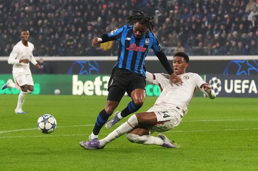 josh acheampong tackles ademola lookman in atalanta vs chelsea ucl match
