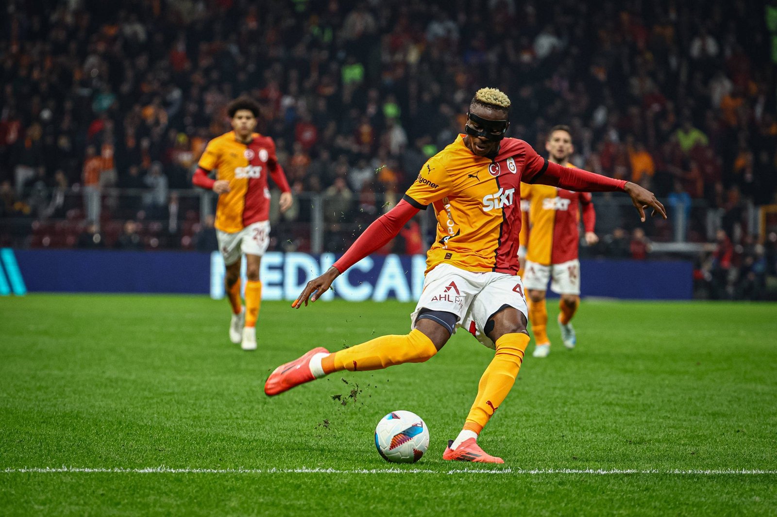victor osimhen in action for galatasaray
