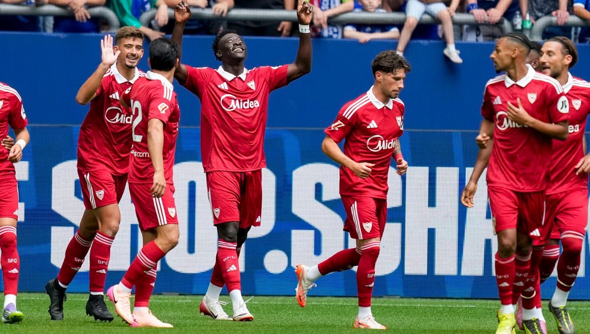 akor adams celebrating a goal with his Sevilla teammates