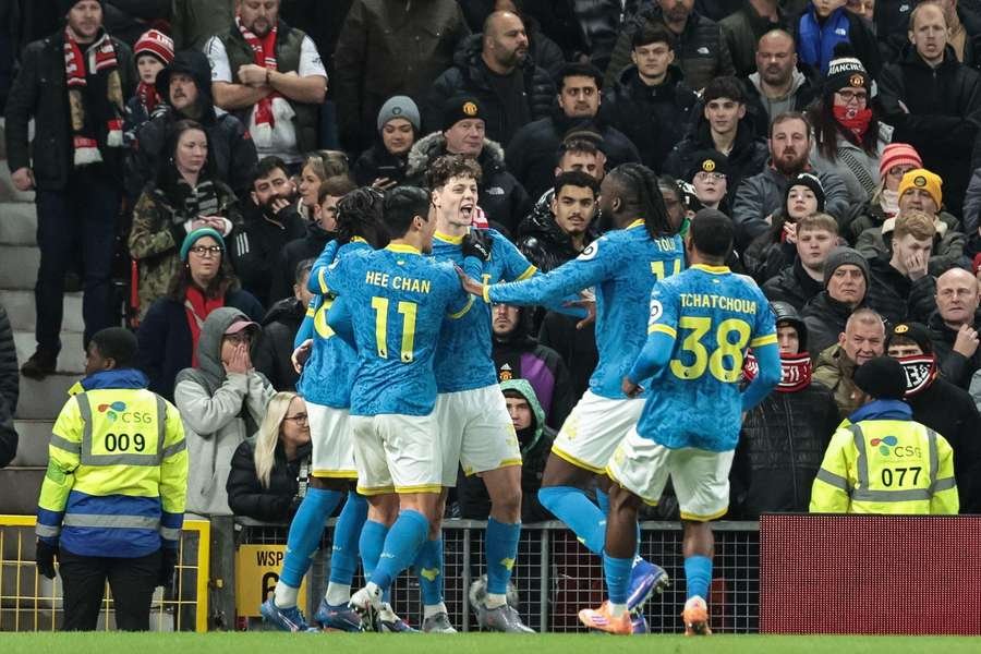 wolves players celebrate their goal against man united