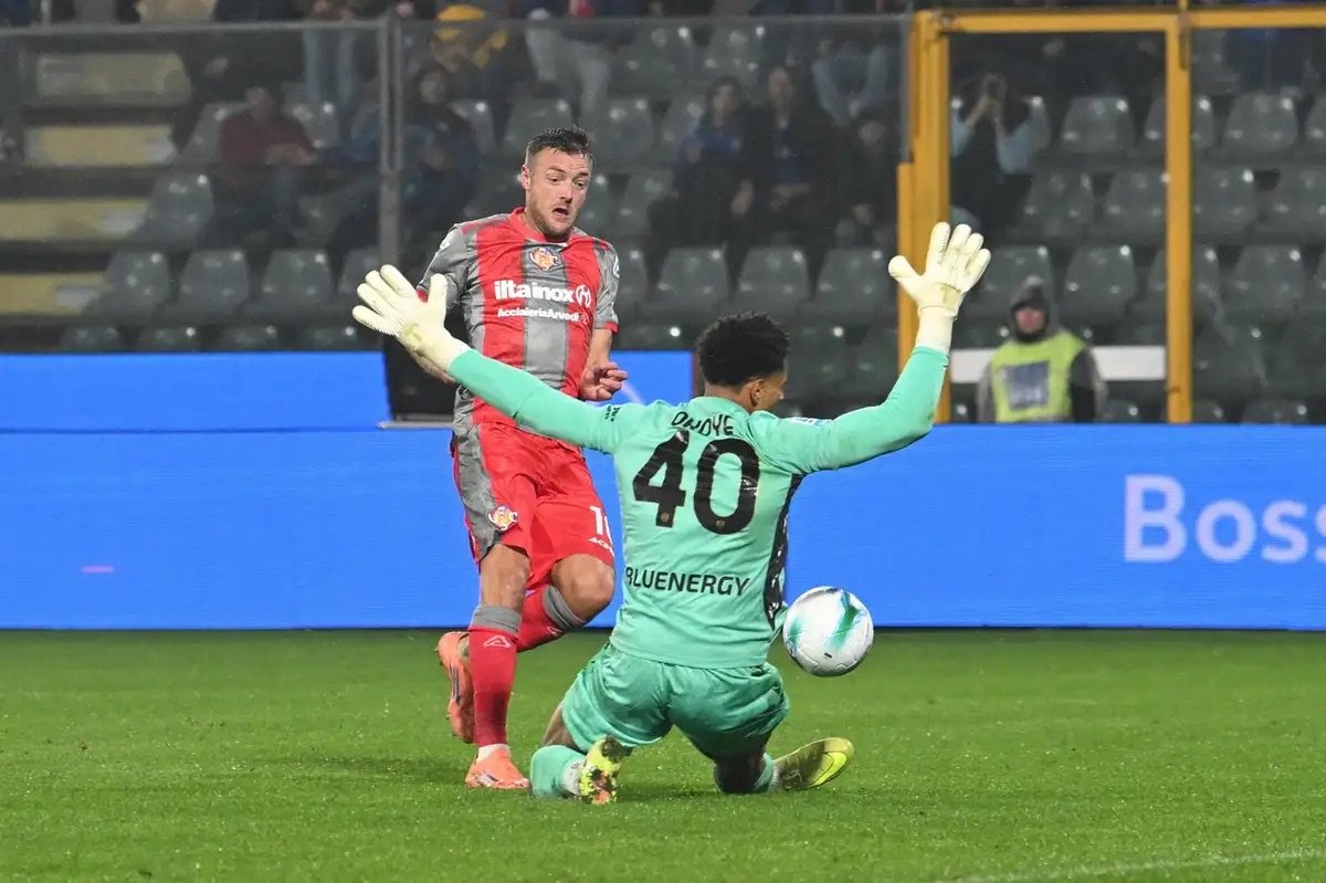 maduka okoye saves from jamie vardy