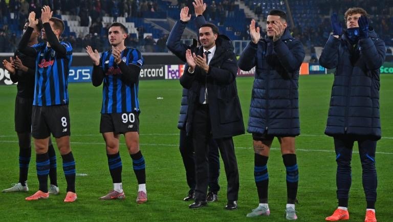 raffaele palladino and atalanta players applauding their supporters after the 2-1 win over chelsea in the ucl