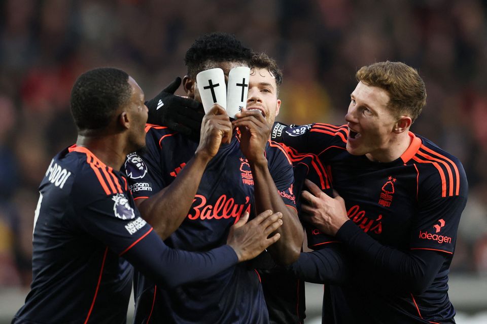 taiwo awoniyi celebrates with his nottingham forest teammates after scoring against brentford