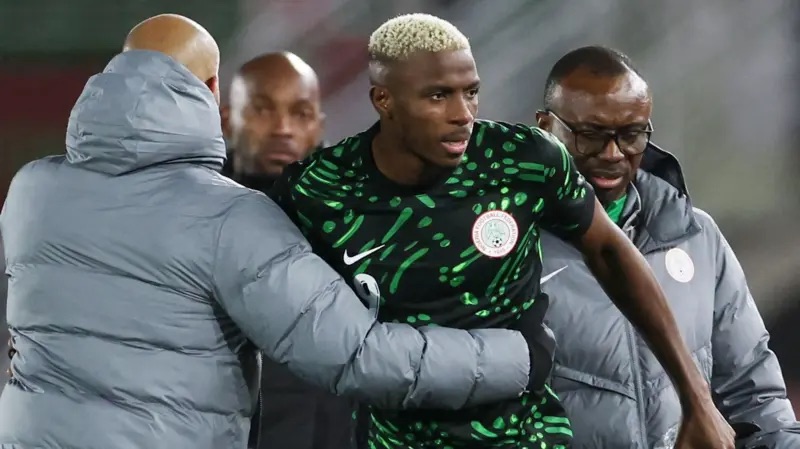 victor osimhen hugs eric chelle after his substitution in nigeria’s win over mozambique