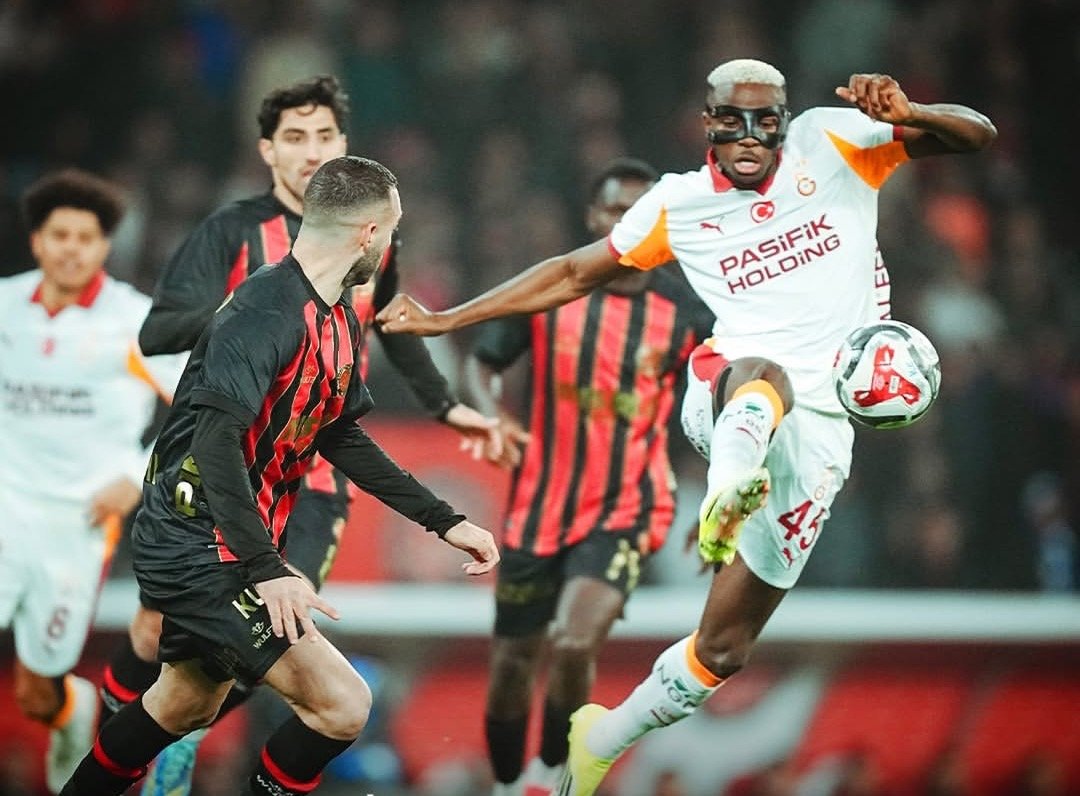 victor osimhen in action for galatasaray against fatih karagumruk