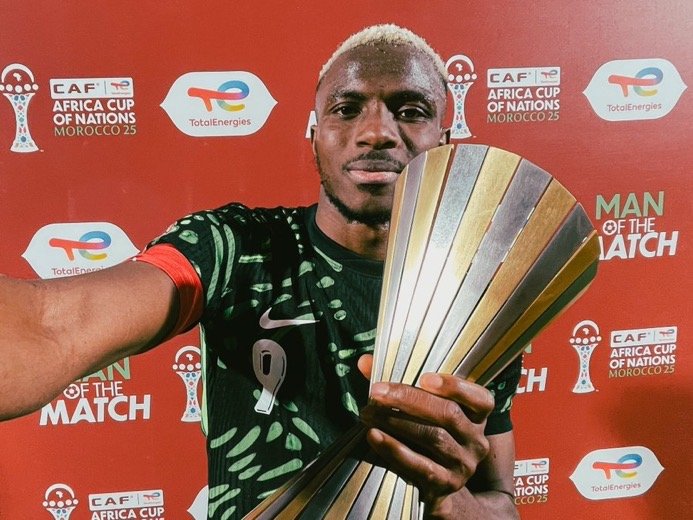 victor osimhen with the man of the match award after nigeria’s win over algeria