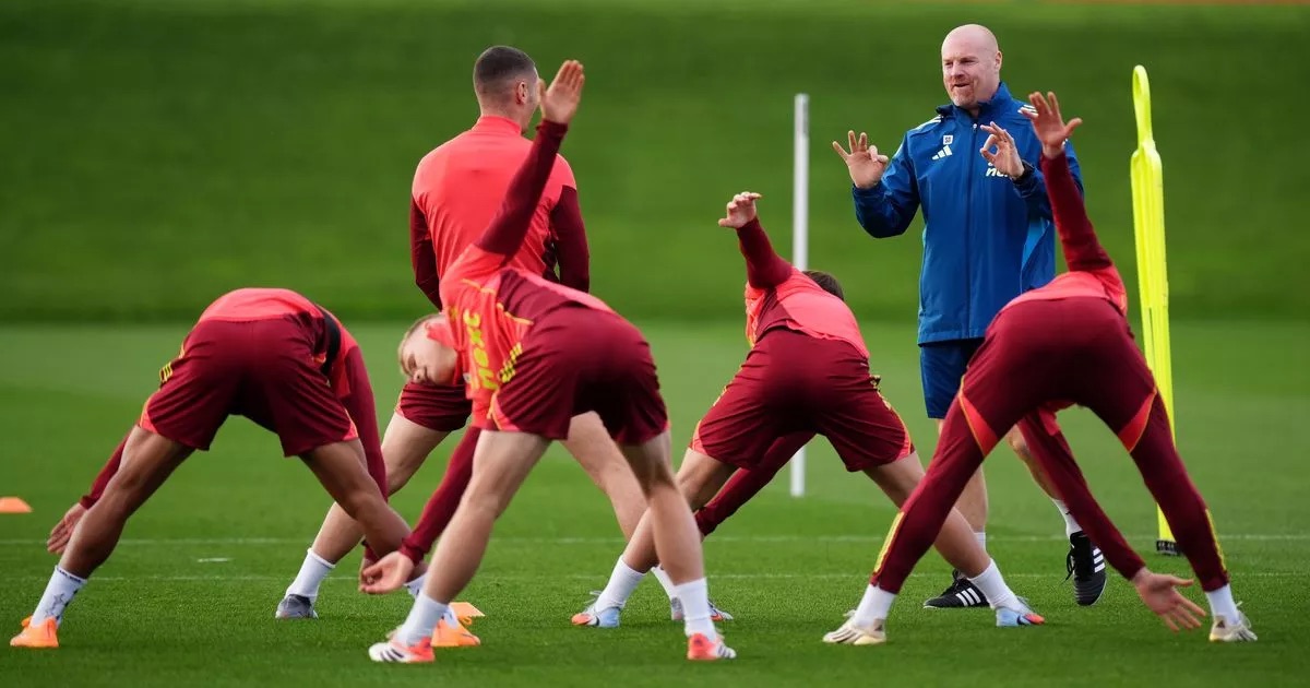 sean dyche in a training session with nottingham forest players