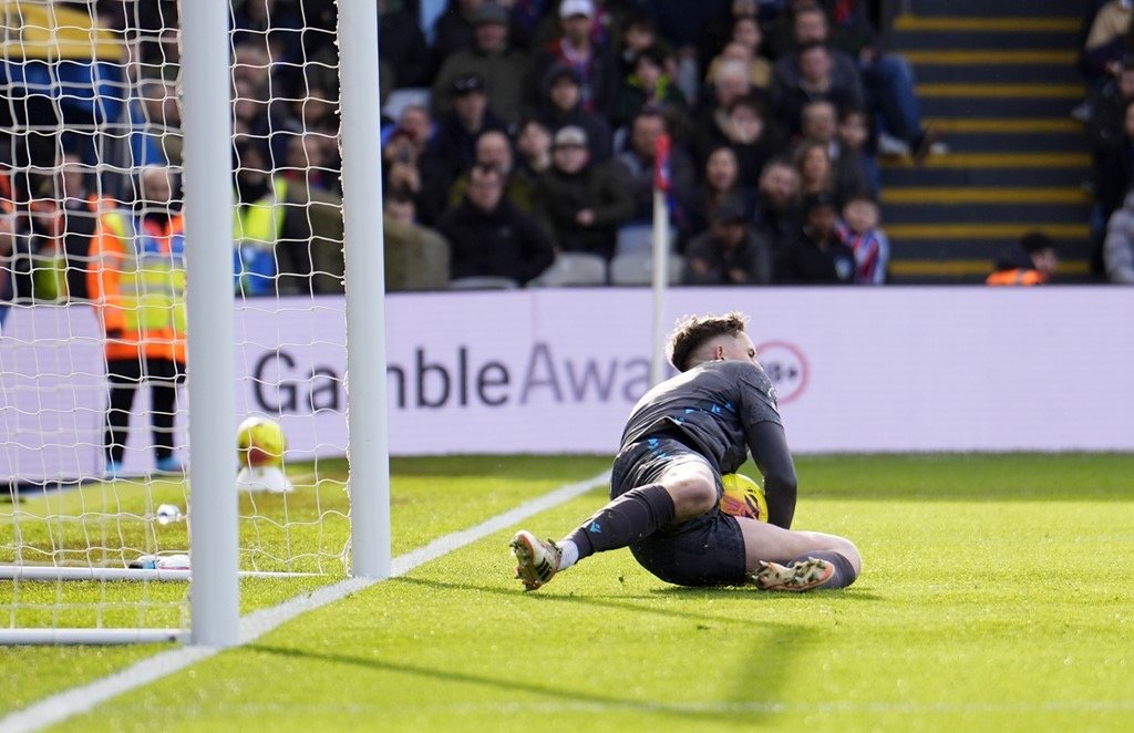 dean henderson saves tolu arokodare’s penalty kick during crystal palace vs wolves epl match