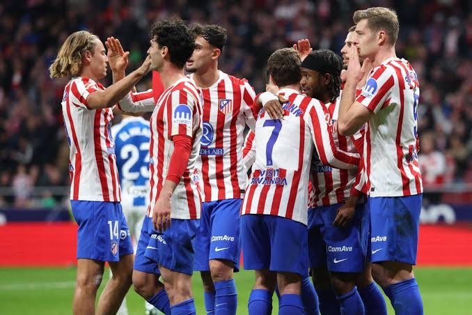lookman celebrating with his atletico madrid teammates