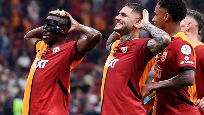 victor osimhen and mauro icardi celebrate a goal for galatasaray