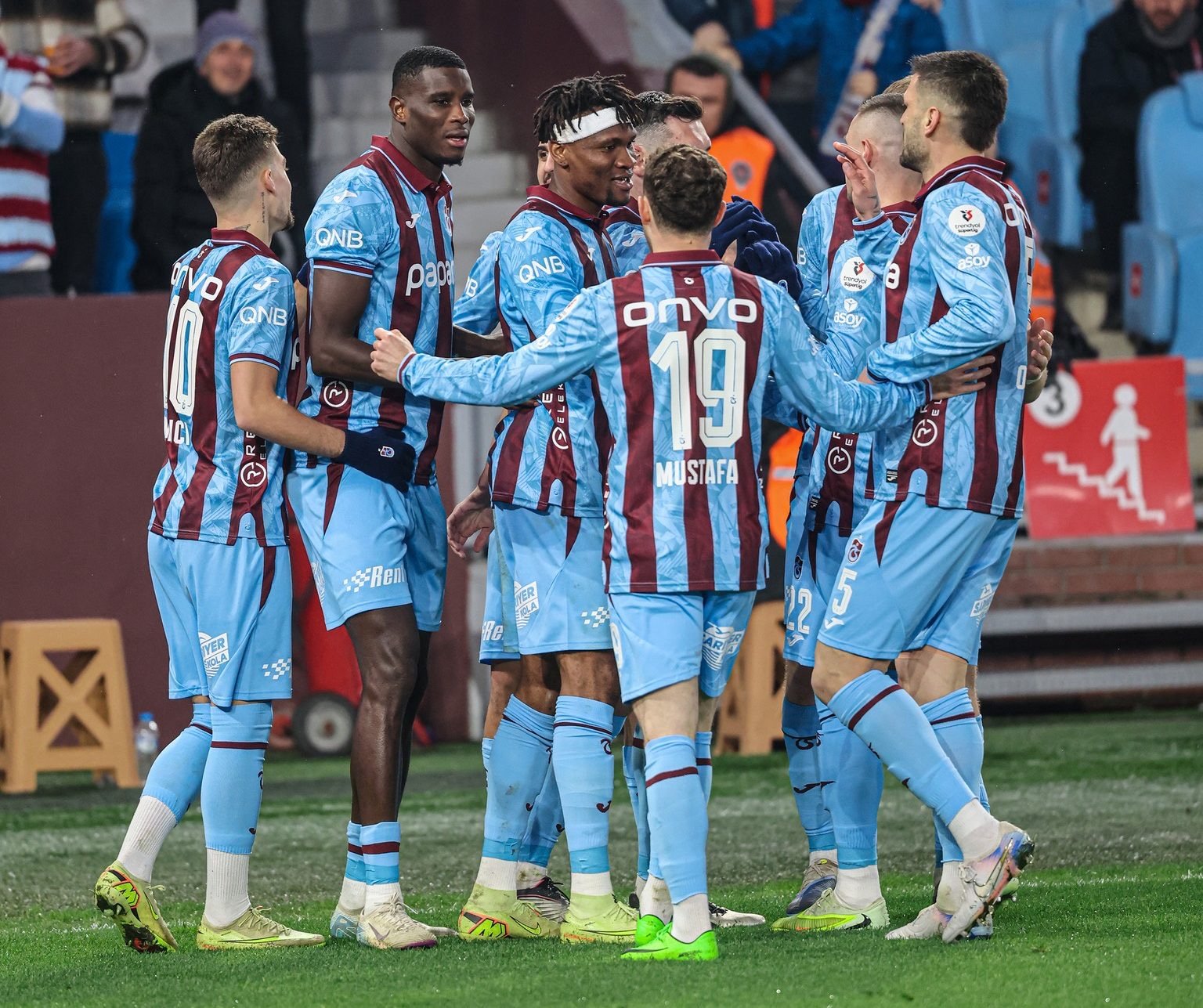 onuachu and nwaiwu celebrate with their trabzonspor teammate