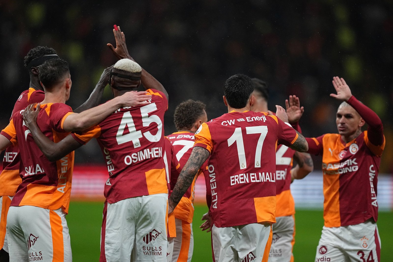 osimhen celebrates with galatasaray teammates