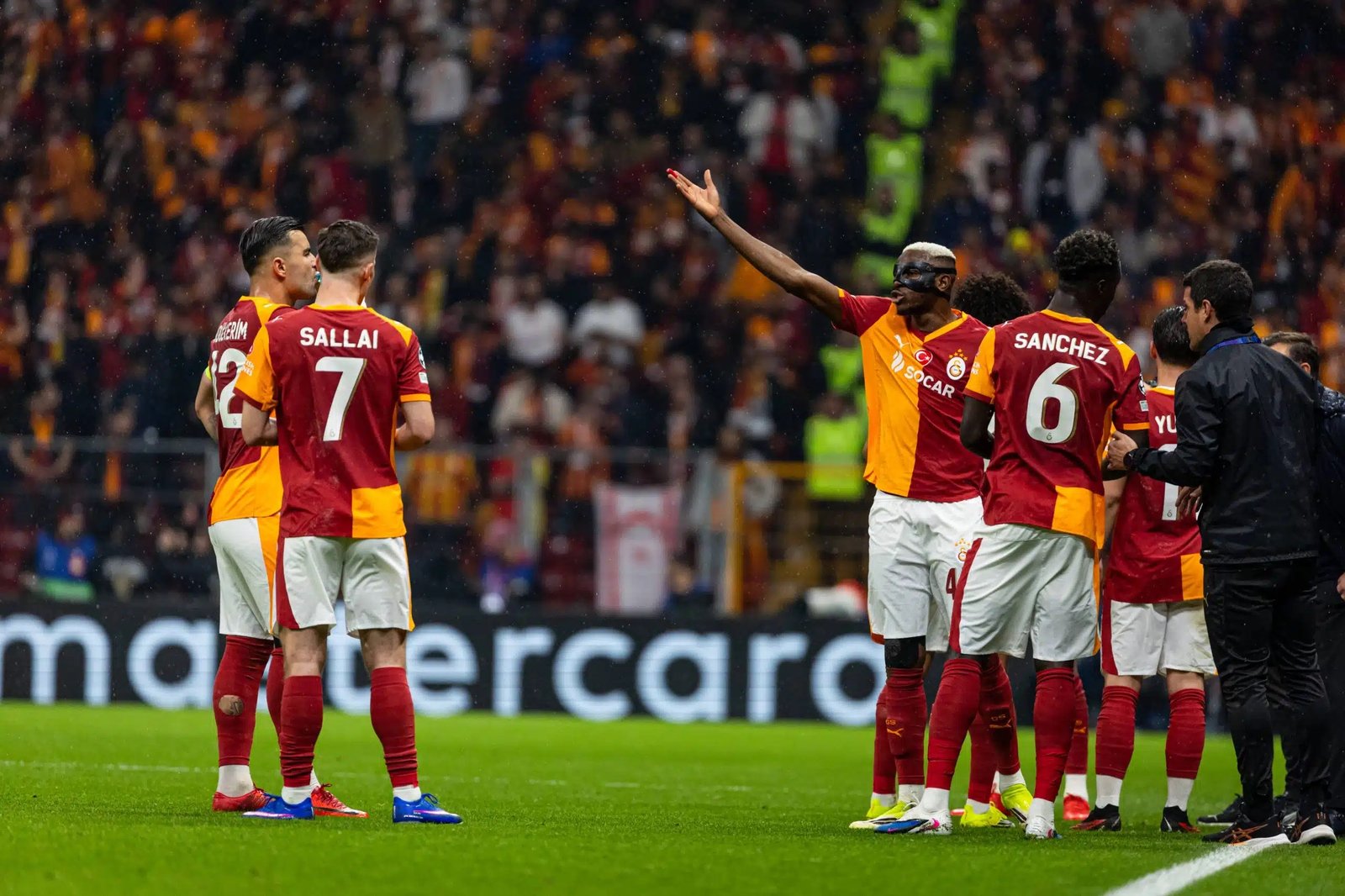 osimhen expresses displeasure with his teammates during a stoppage in galatasaray’s ucl playoff second leg against juventus