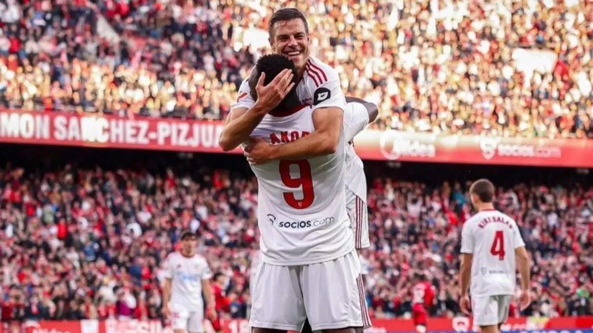 akor adams and cesar azpilicueta celebrate a goal for sevilla against rayo vallecano