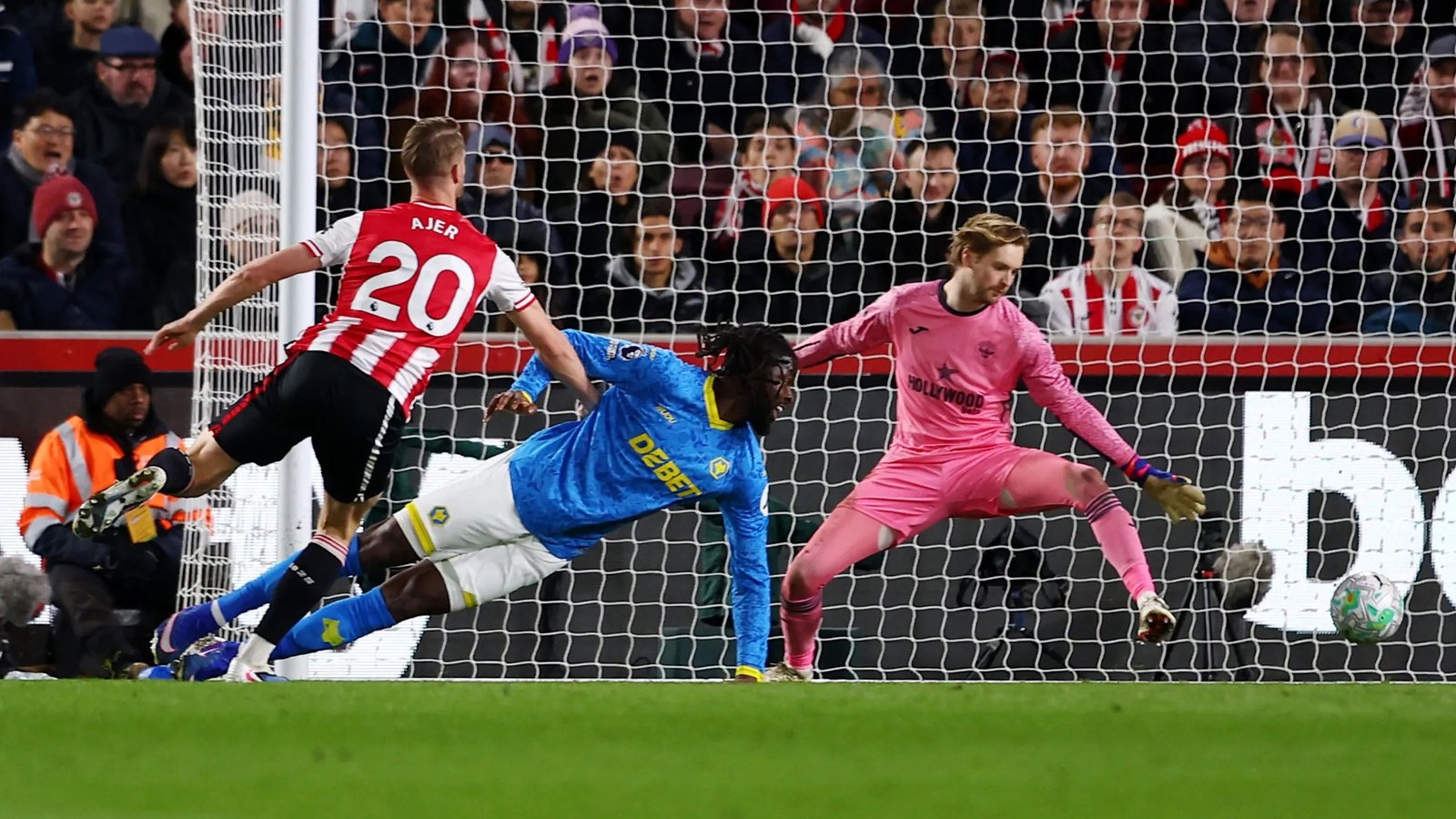 arokodare scores a header past kelleher in wolves 2-2 draw at brentford