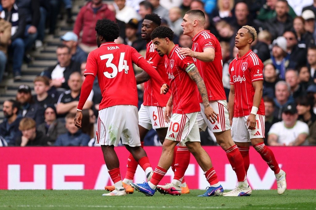 ola aina celebrates with his nottingham forest teammates