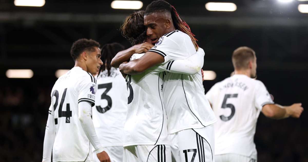 alex iwobi celebrates with his teammates at fulham
