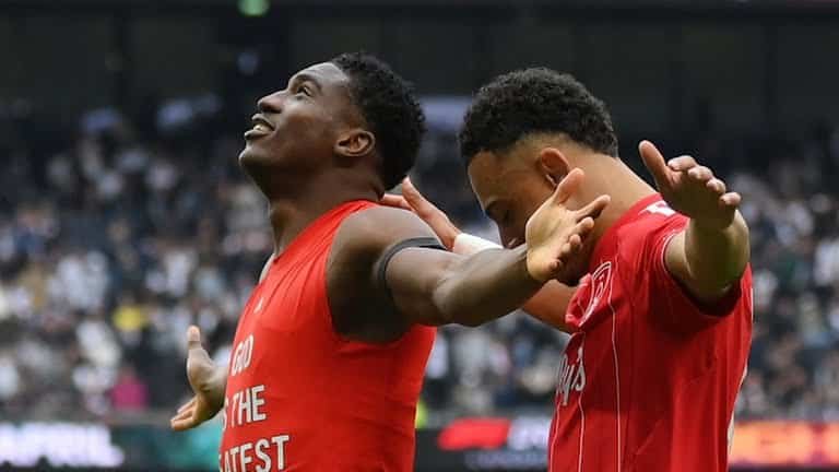 taiwo awoniyi celebrates after scoring for nottingham forest against tottenham hotspur