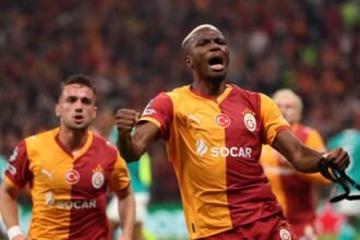victor osimhen celebrates a goal for galatasaray