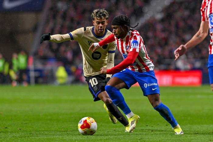 ademola lookman vs lamine yamal during atletico madrid’s copa del rey semifinal clash with barcelona