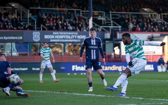 kelechi iheanacho scores for celtic in a 2-1 win over dundee