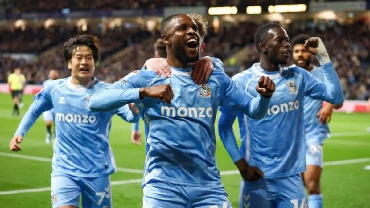 frank onyeka celebrates with teammates after scoring for coventry city vs derby country